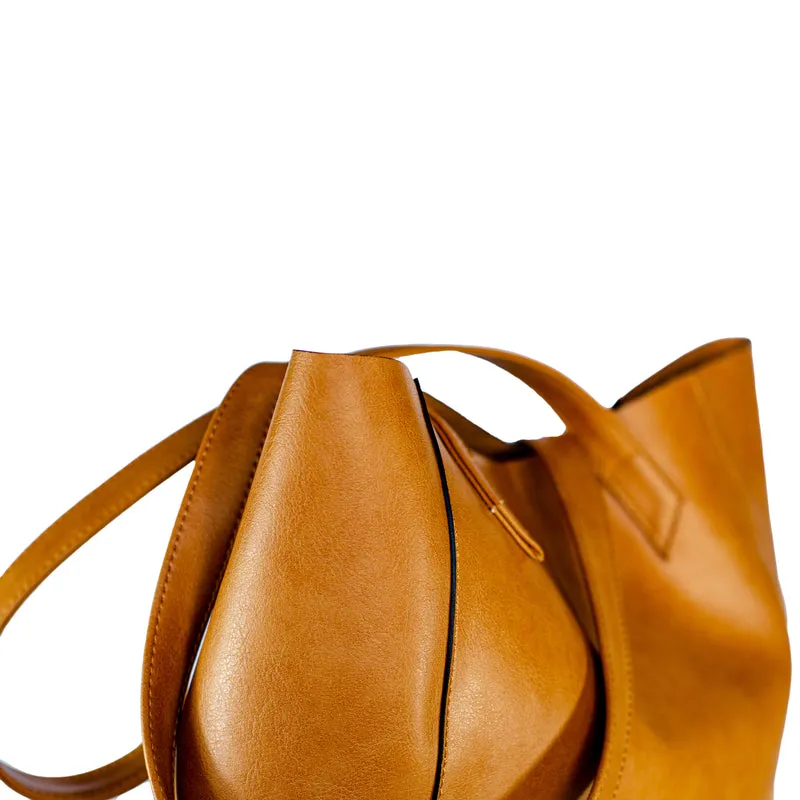 Classic Tote in Camel from Canussa