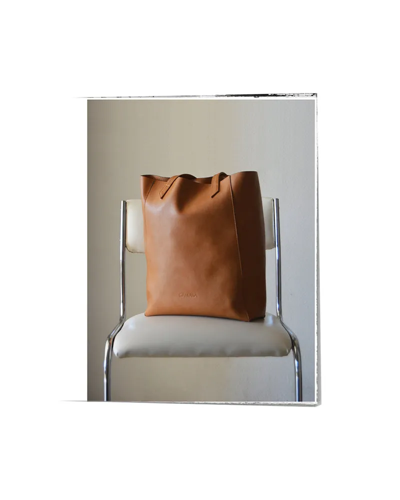 Classic Tote in Camel from Canussa