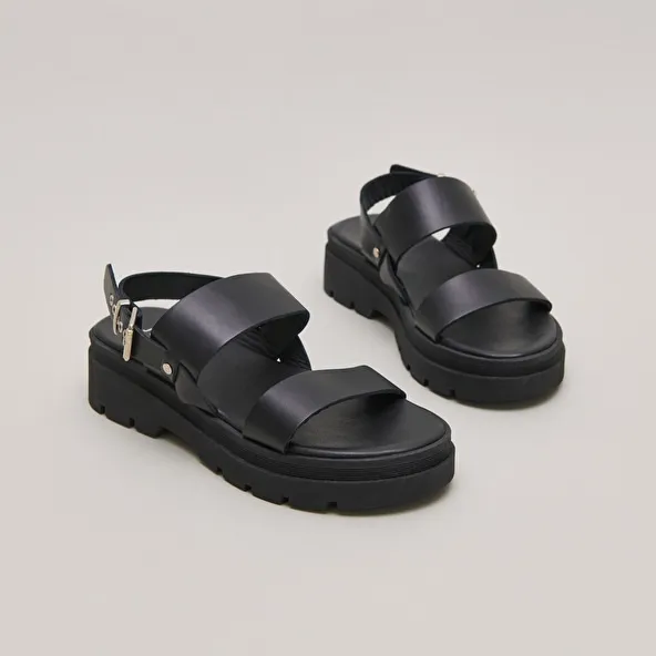 Sandals with thick straps and notched soles in black leather